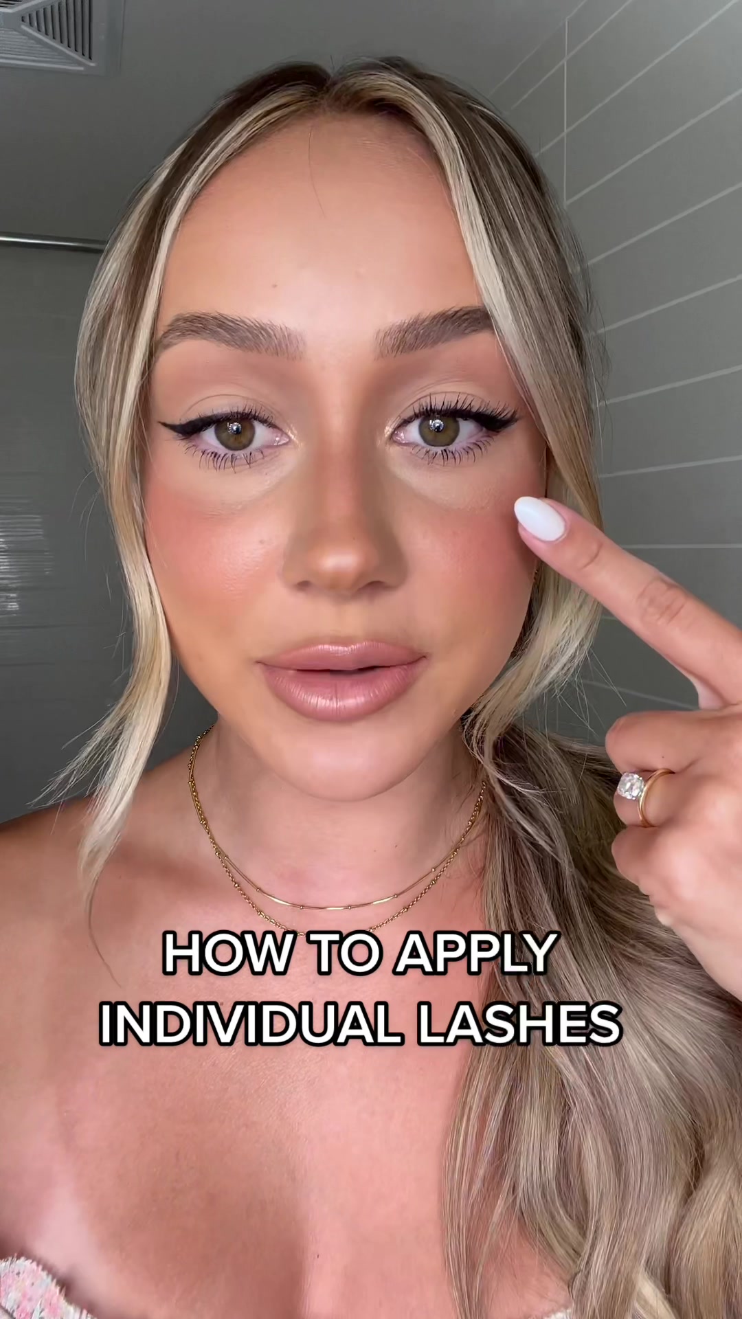 Makeup lesson with Aurora 👩🏼‍🎨 How to apply individual lashes! This tutorial is more for a cat eye lash application, eventually I’ll get around to one for more of an open eye 🤍 #makeuptutorial #lashtutorial #individuallashes #makeuplesson