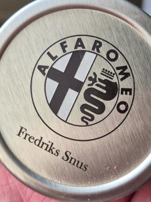 www.xlaser.se custom Snusdosa i metall med inlägg för portionssnus. #xlaser.se #alfaromeo #snus #snusdosa #gravyr #lasergravyr #lasergravering #present #julklapp #julklapp2024 #aik #ifk #hv71 #volvo #skoda #personligt #jönköping #sweden #sverige 